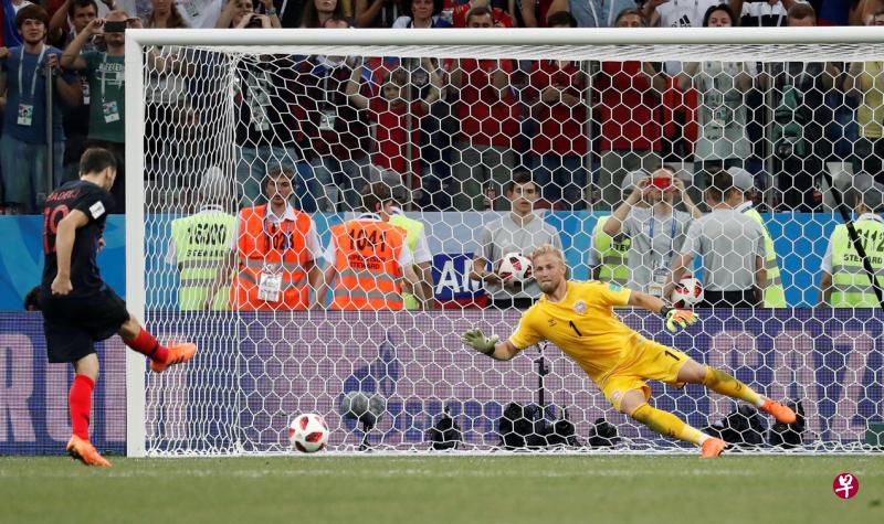 丹麦遭淘汰,但全场三次救下罚球或点球的卡斯帕·施迈歇尔表现无可挑剔。(路透社) 丹麦遭淘汰,但全场三次救下罚球或点球的卡斯帕·施迈歇尔表现无可挑剔。(路透社)