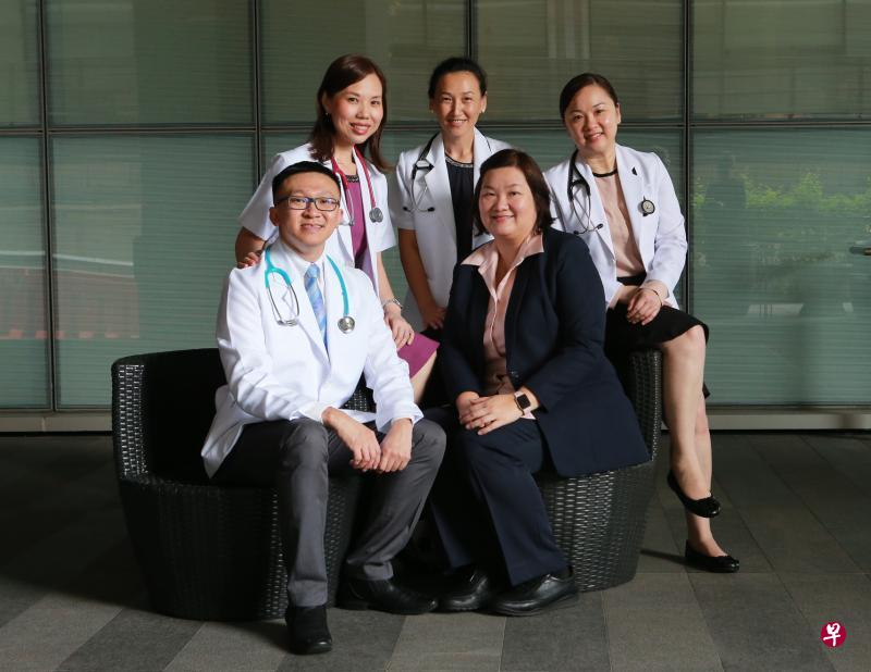 完成医护协作处方课程的首批学员生昨天正式结业,他们包括(后排左起)国大药剂系副教授侯佩真、国大李陈爱礼护理学中心护理系高级讲师周文涛、国立健保集团综合诊疗所护理部门助理主任陈美芳、心理卫生学院首席药剂师黄文达(前排左起)和国大医院临床专科护理师许慧玲。(唐家鸿摄) 完成医护协作处方课程的首批学员生昨天正式结业,他们包括(后排左起)国大药剂系副教授侯佩真、国大李陈爱礼护理学中心护理系高级讲师周文涛、国立健保集团综合诊疗所护理部门助理主任陈美芳、心理卫生学院首席药剂师黄文达(前排左起)和国大医院临床专科护理师许慧玲。(唐家鸿摄)