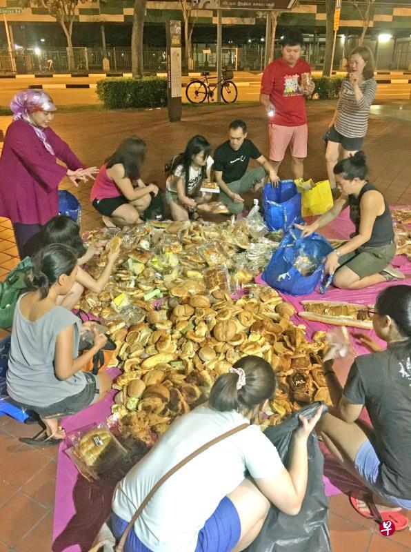 组织在上周六走访全岛约十家面包店,收集超过1000个面包。(取自面簿) 组织在上周六走访全岛约十家面包店,收集超过1000个面包。(取自面簿)