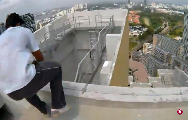 数名青少年在金文泰4道组屋的40楼天台边缘“跑酷”,还将惊险过程录下并上传至面簿炫耀。(取自面簿) 数名青少年在金文泰4道组屋的40楼天台边缘“跑酷”,还将惊险过程录下并上传至面簿炫耀。(取自面簿)