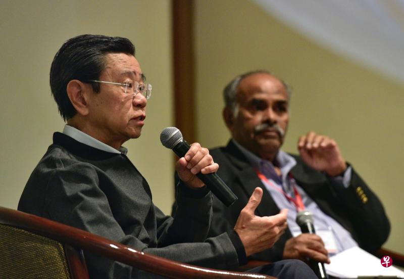 前副总理黄根成(左)昨天在新加坡政策研究所举办的“宗教和谐论坛”上,分享我国政府在维护宗教和谐方面的种种考量。右为主持人、新加坡宗教联谊会前主席萨瓦巴尼。(海峡时报) 前副总理黄根成(左)昨天在新加坡政策研究所举办的“宗教和谐论坛”上,分享我国政府在维护宗教和谐方面的种种考量。右为主持人、新加坡宗教联谊会前主席萨瓦巴尼。(海峡时报)
