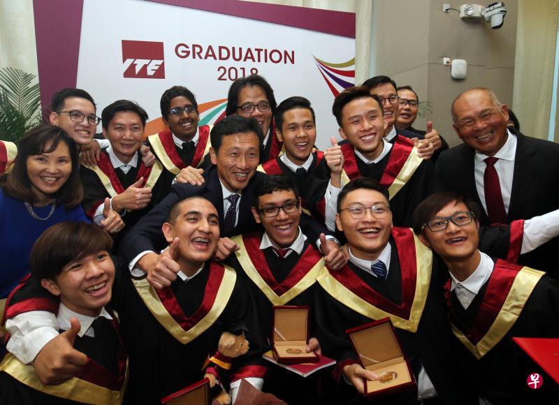 教育部长王乙康(第二排左二)昨天出席工艺教育学院毕业典礼,并连同工艺教育局总裁卢巧玉(第二排左一)和理事会主席陈明海(第二排右一)与今届得奖毕业生合影。(邬福梁摄) 教育部长王乙康(第二排左二)昨天出席工艺教育学院毕业典礼,并连同工艺教育局总裁卢巧玉(第二排左一)和理事会主席陈明海(第二排右一)与今届得奖毕业生合影。(邬福梁摄)