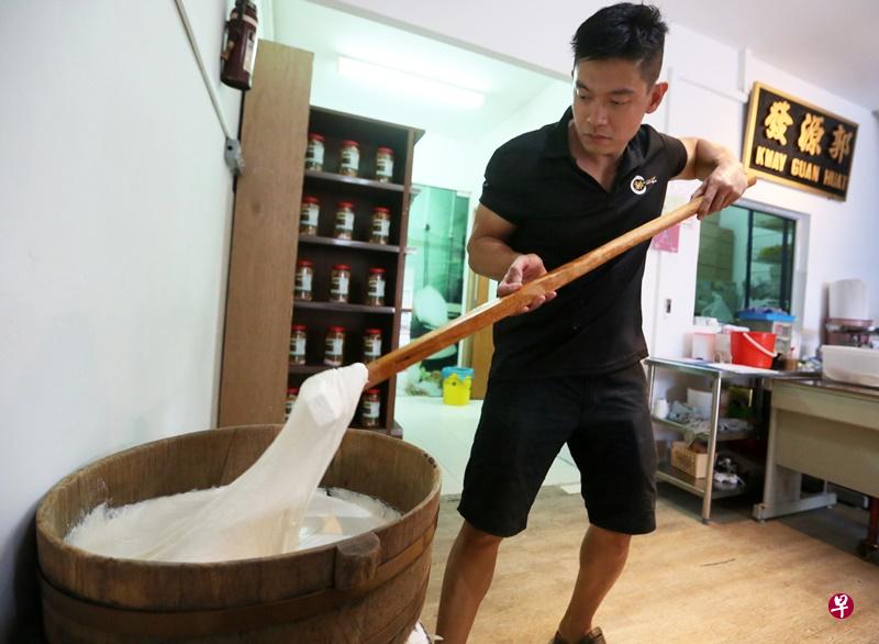 郭金地是郭源发薄饼店的第三代传人之一。(档案照) 郭金地是郭源发薄饼店的第三代传人之一。(档案照)