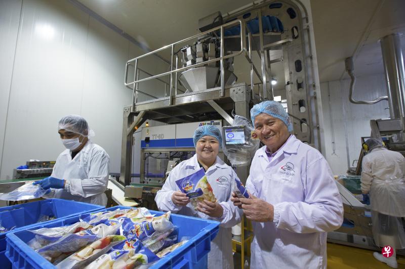 同协食品工业副首席执行官林晓思(中)表示父亲林文才(右)是她从商的模范。父亲重视为生意伙伴争取双赢,对人热情,在全球建立强大网络,作为企业第二代她和妹妹也从中获益。(曾道明摄) 同协食品工业副首席执行官林晓思(中)表示父亲林文才(右)是她从商的模范。父亲重视为生意伙伴争取双赢,对人热情,在全球建立强大网络,作为企业第二代她和妹妹也从中获益。(曾道明摄)