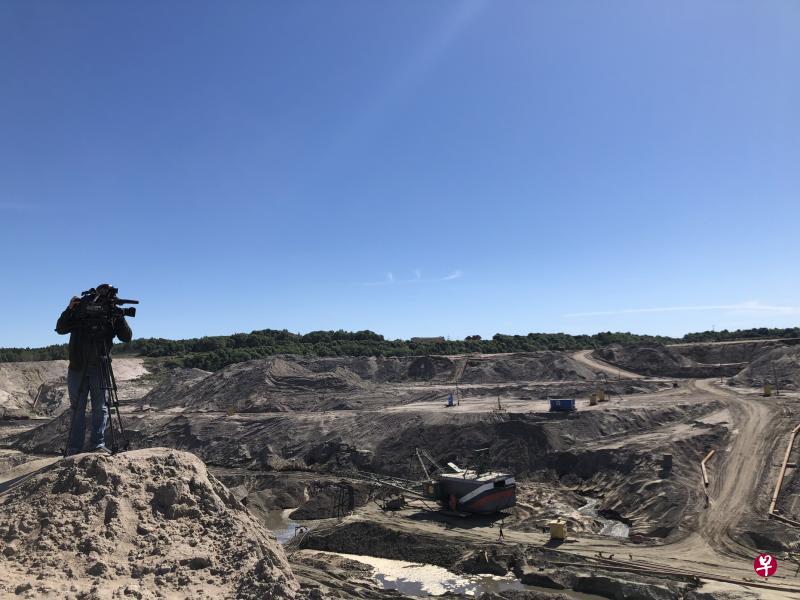 国际媒体团难得有机会深入世界第一大露天琥珀矿,可惜一般旅游团目前只能从刚刚整修的瞭望台远眺琥珀矿。 国际媒体团难得有机会深入世界第一大露天琥珀矿,可惜一般旅游团目前只能从刚刚整修的瞭望台远眺琥珀矿。