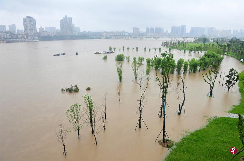 四川省南充市嘉陵江前天洪峰过境,沿岸大量绿地被淹没。(新华社) 四川省南充市嘉陵江前天洪峰过境,沿岸大量绿地被淹没。(新华社)