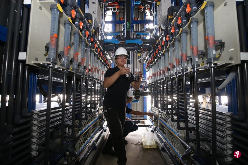 公用事业局跟业界合作研发出可把耗电量减半的海水淡化新技术。这项电脱盐技术可用来生产食水。(邝启聪摄) 公用事业局跟业界合作研发出可把耗电量减半的海水淡化新技术。这项电脱盐技术可用来生产食水。(邝启聪摄)