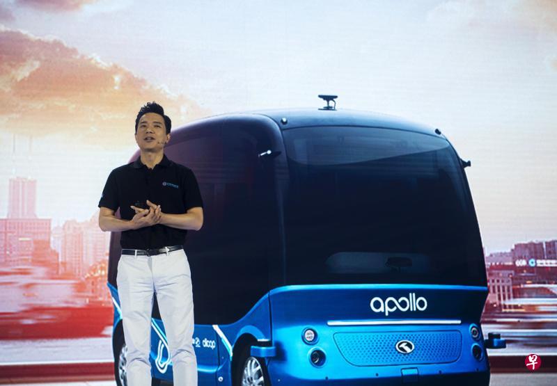 李彦宏昨日在人工智能(AI)开发者大会上表示,2018年将是自动驾驶产品化元年。他背后大屏幕展示了百度与金龙客车合作打造的自动驾驶巴士“阿波龙”。(彭博社) 李彦宏昨日在人工智能(AI)开发者大会上表示,2018年将是自动驾驶产品化元年。他背后大屏幕展示了百度与金龙客车合作打造的自动驾驶巴士“阿波龙”。(彭博社)