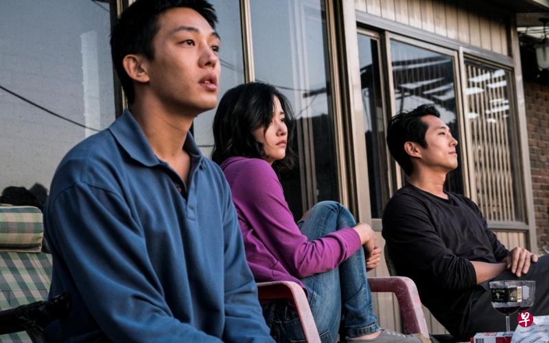 刘亚仁(左起)、全钟淑与史蒂文元在《燃烧烈爱》的关系复杂暧昧,三人在片中一起看夕阳。 刘亚仁(左起)、全钟淑与史蒂文元在《燃烧烈爱》的关系复杂暧昧,三人在片中一起看夕阳。