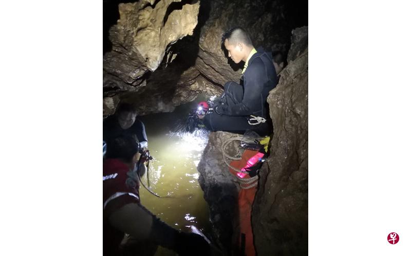 中国北京平澜公益基金会洞穴救援专家潜水进入洞穴内,协助营救受困泰国少年足球队员。(新华社) 中国北京平澜公益基金会洞穴救援专家潜水进入洞穴内,协助营救受困泰国少年足球队员。(新华社)