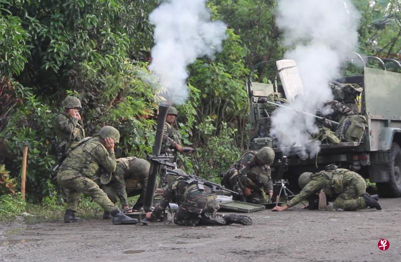 在菲律宾南部马京达瑙省一村镇,军队于周三用迫击炮对付企图攻占那里的伊斯兰武装分子。(路透社) 在菲律宾南部马京达瑙省一村镇,军队于周三用迫击炮对付企图攻占那里的伊斯兰武装分子。(路透社)