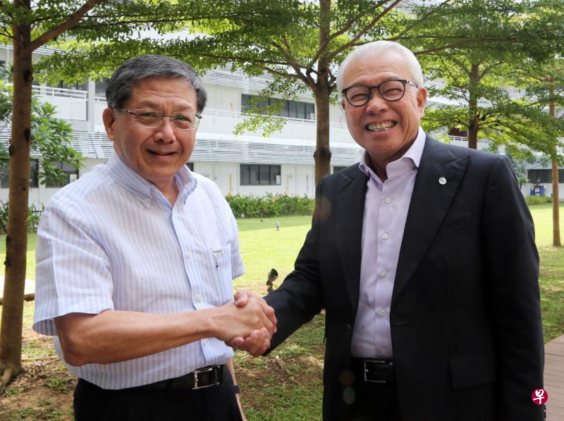 担任新加坡福建会馆会长八年的蔡天宝(右),昨天把棒子交给陈精毅。(邝启聪摄) 担任新加坡福建会馆会长八年的蔡天宝(右),昨天把棒子交给陈精毅。(邝启聪摄)