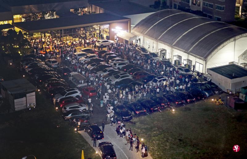 位于后港的Riverfront Residences昨晚提前开盘,项目的示范单位在约8时30分时已出现大批人潮,等着入场的队伍排到外面,希望赶在午夜之前签好购屋文件。(谢智扬摄) 位于后港的Riverfront Residences昨晚提前开盘,项目的示范单位在约8时30分时已出现大批人潮,等着入场的队伍排到外面,希望赶在午夜之前签好购屋文件。(谢智扬摄)