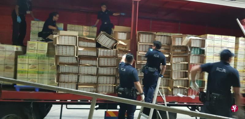 移民与关卡局人员从罗厘上起获约5000条漏税烟。(移民与关卡局提供) 移民与关卡局人员从罗厘上起获约5000条漏税烟。(移民与关卡局提供)