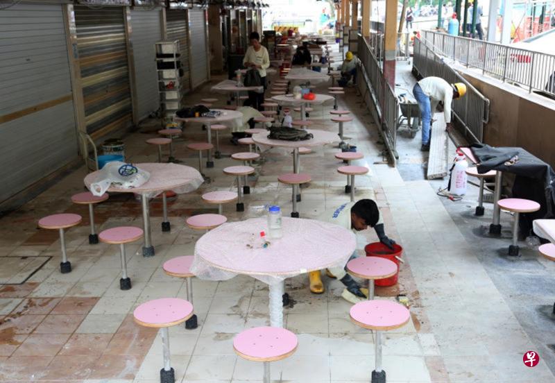 文礼坊小贩中心停业两个月进行大装修,原定明天开张,但装修商昨日仍在赶工。 文礼坊小贩中心停业两个月进行大装修,原定明天开张,但装修商昨日仍在赶工。