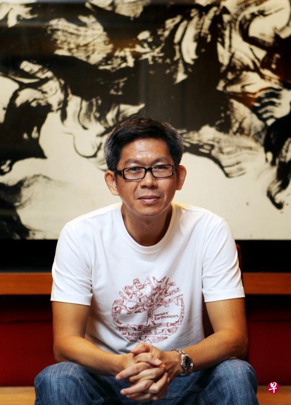 洪荣狄对当年《小娘惹》的剧本有许多不满意之处,他说没想到十年后完美建信会重拍让他有机会改善。(档案照)→《新·小娘惹》比十年前的旧版多11集,制作费也多了十倍。 洪荣狄对当年《小娘惹》的剧本有许多不满意之处,他说没想到十年后完美建信会重拍让他有机会改善。(档案照)→《新·小娘惹》比十年前的旧版多11集,制作费也多了十倍。