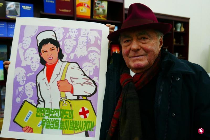 克劳德朗兹曼2015年和《燃烧弹》宣传海报合影。(互联网) 克劳德朗兹曼2015年和《燃烧弹》宣传海报合影。(互联网)