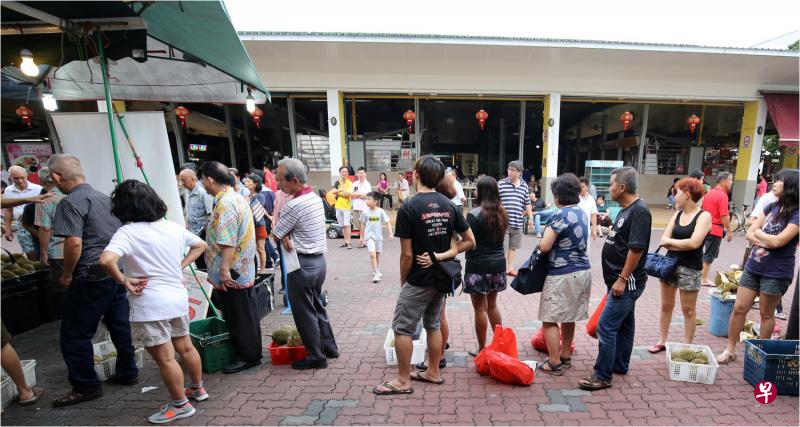 难得有免费榴梿拿,阿裕尼榴梿摊昨午排起长长人龙。(梁麒麟摄) 难得有免费榴梿拿,阿裕尼榴梿摊昨午排起长长人龙。(梁麒麟摄)