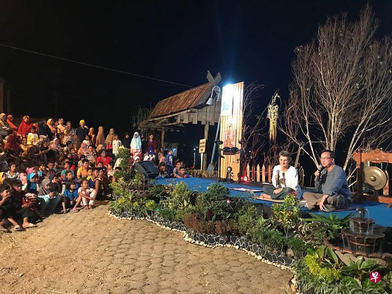 《金洲之梦》作者殷莉莎(身着白衣)和中文译者潘正镭在台上介绍新书。 《金洲之梦》作者殷莉莎(身着白衣)和中文译者潘正镭在台上介绍新书。