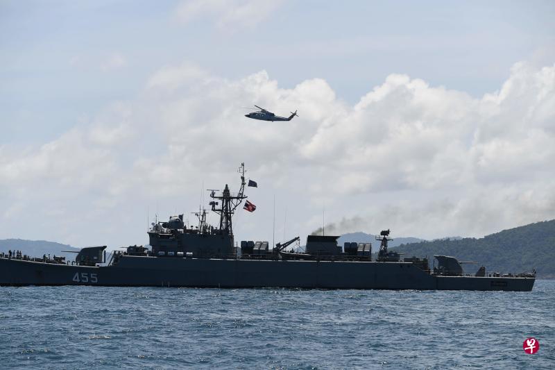 泰国当局派出的直升机和海军船只昨天在普吉岛东南岸外继续搜寻失踪者。(法新社) 泰国当局派出的直升机和海军船只昨天在普吉岛东南岸外继续搜寻失踪者。(法新社)