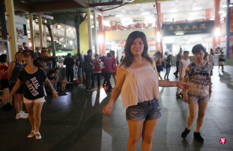 在牛车水广场跳排舞的爱好者表示,他们一向来只在广场活动,绝对不会去阻街。(曾宪隆摄) 在牛车水广场跳排舞的爱好者表示,他们一向来只在广场活动,绝对不会去阻街。(曾宪隆摄)