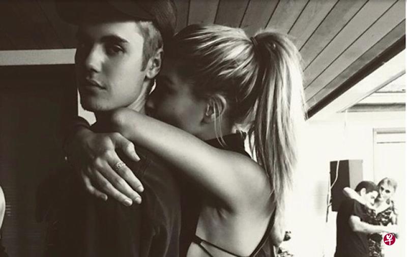 小贾斯汀传出已跟女友海莉鲍温求婚成功。(图:网络) 小贾斯汀传出已跟女友海莉鲍温求婚成功。(图:网络)