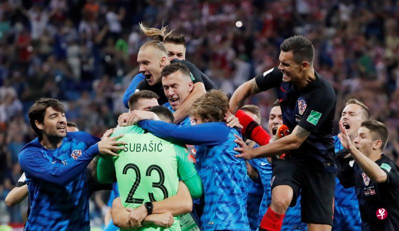 克罗地亚球员赢得点球大战后,兴奋地抱在一起庆祝。(路透社) 克罗地亚球员赢得点球大战后,兴奋地抱在一起庆祝。(路透社)