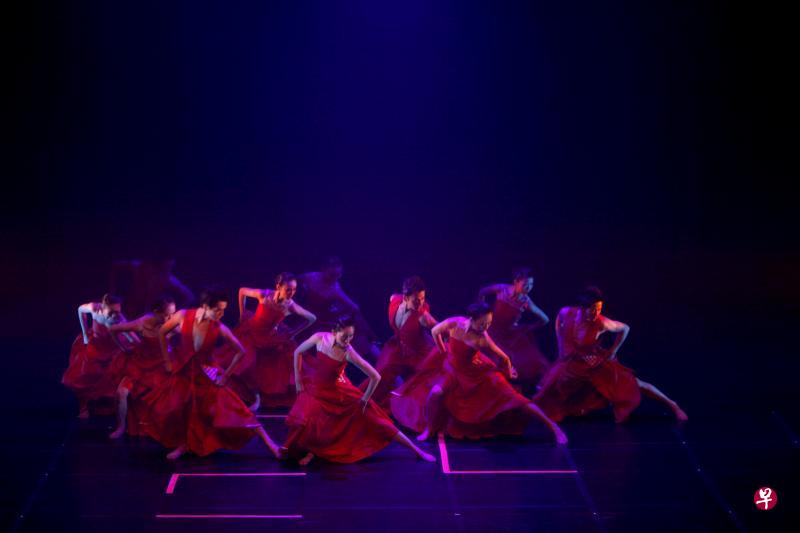 聚舞坊当代艺团2011年作品《棋舞》,舞蹈带出行棋哲理。 聚舞坊当代艺团2011年作品《棋舞》,舞蹈带出行棋哲理。