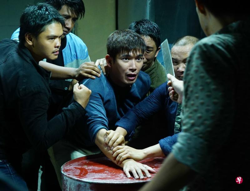 黄俊雄饰演儿时曾帮警察破案的神童,长大变成吊儿郎当又嗜赌如命的私家侦探。(新传媒提供) 黄俊雄饰演儿时曾帮警察破案的神童,长大变成吊儿郎当又嗜赌如命的私家侦探。(新传媒提供)