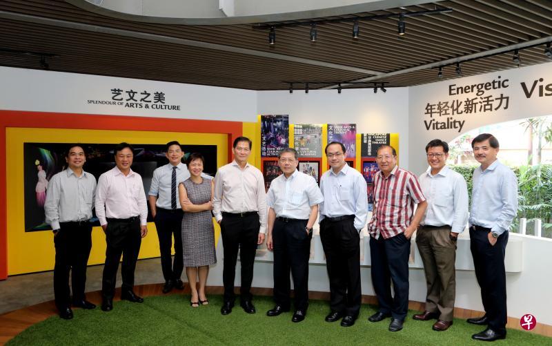 新加坡福建会馆换新血。理事是魏国铭(左起)、李清财、郑耀楗、会员事务组副主任蔡莹莹、总务组主任李瑞庆、会长陈精毅、理事陈汉栋、施湧海、总务组第二副主任陈庆文和产业组主任翁仲华。(邝启聪摄) 新加坡福建会馆换新血。理事是魏国铭(左起)、李清财、郑耀楗、会员事务组副主任蔡莹莹、总务组主任李瑞庆、会长陈精毅、理事陈汉栋、施湧海、总务组第二副主任陈庆文和产业组主任翁仲华。(邝启聪摄)