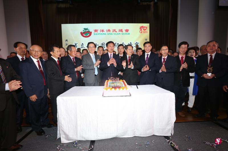 洪氏总会前晚(7日)在胡姬乡村俱乐部宴开110席,洪氏总会财政洪静源(前排左起)、筹委会主席洪清河、永久荣誉顾问洪茂诚、中国驻新加坡大使洪小勇、王乙康、会长洪振炎、国会议员洪维能、第一副会长洪文坤、慈善总监洪合成博士以及永久荣誉主席洪维坤一起在台上唱生日歌和切蛋糕。(陈福洲摄) 洪氏总会前晚(7日)在胡姬乡村俱乐部宴开110席,洪氏总会财政洪静源(前排左起)、筹委会主席洪清河、永久荣誉顾问洪茂诚、中国驻新加坡大使洪小勇、王乙康、会长洪振炎、国会议员洪维能、第一副会长洪文坤、慈善总监洪合成博士以及永久荣誉主席洪维坤一起在台上唱生日歌和切蛋糕。(陈福洲摄)