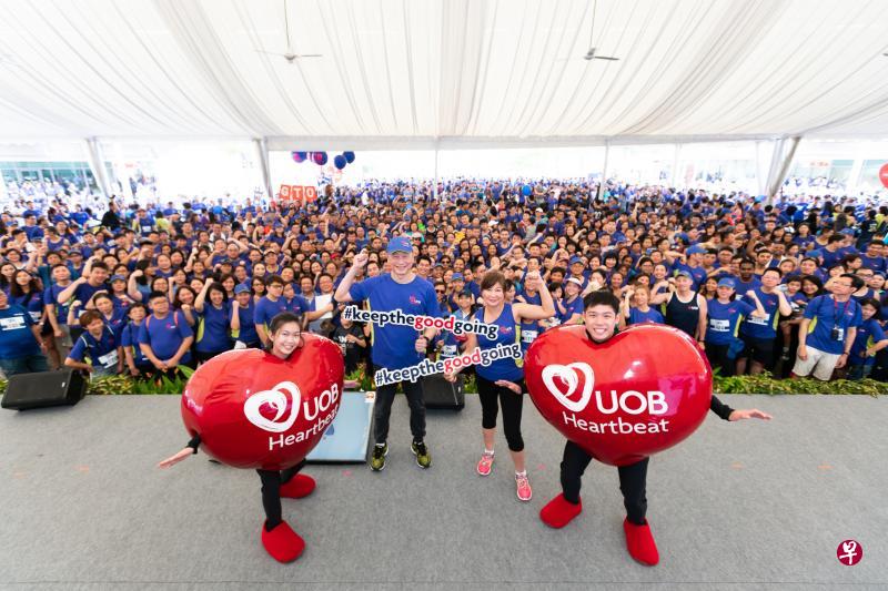 大华银行副主席兼总裁黄一宗(左二)和大华银行集团人力资源主管黄美龄(右二)与大批职员、家属和客户参加爱心公益义跑与义走。(大华银行提供) 大华银行副主席兼总裁黄一宗(左二)和大华银行集团人力资源主管黄美龄(右二)与大批职员、家属和客户参加爱心公益义跑与义走。(大华银行提供)