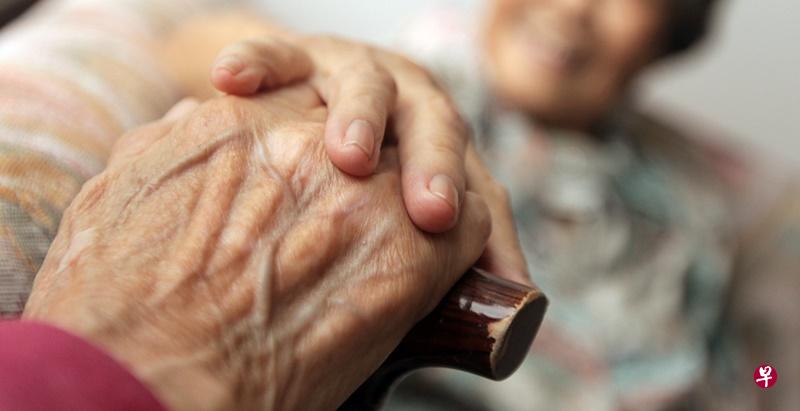 照顾失智症患者不容易,需要扶持和耐心。(档案照) 照顾失智症患者不容易,需要扶持和耐心。(档案照)