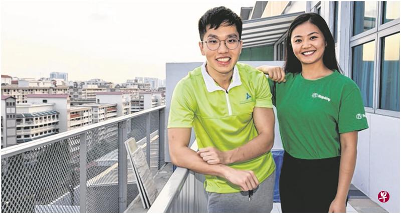 清洁公司A1设施创办人吴伟毅(左)通过清洁服务网上中介平台Helpling找到需要清洁服务的住家客户。右为Helpling营运主管钟京京。(伍书永摄) 清洁公司A1设施创办人吴伟毅(左)通过清洁服务网上中介平台Helpling找到需要清洁服务的住家客户。右为Helpling营运主管钟京京。(伍书永摄)