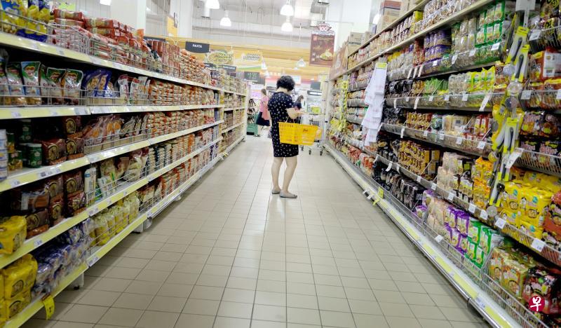 贸工部长陈振声昨天在国会答复议员关于生活费上涨的提问,他说政府明白国人关注这个课题,也会与人民分忧。(曾坤顺摄) 贸工部长陈振声昨天在国会答复议员关于生活费上涨的提问,他说政府明白国人关注这个课题,也会与人民分忧。(曾坤顺摄)