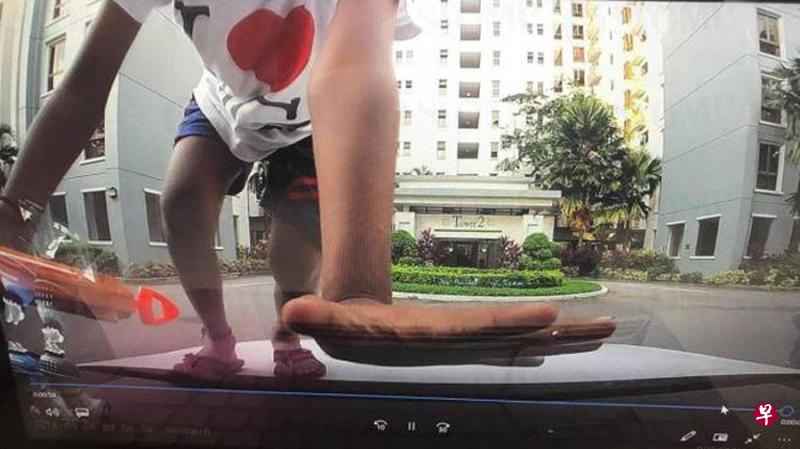 三名男童爬上奥迪轿车,造成多处损坏。(受访者提供) 三名男童爬上奥迪轿车,造成多处损坏。(受访者提供)