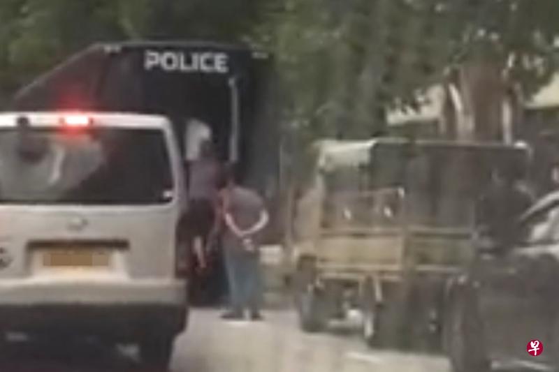 由于嫌犯人数众多,警方出动警察巴士将嫌犯带回警局。(读者提供) 由于嫌犯人数众多,警方出动警察巴士将嫌犯带回警局。(读者提供)