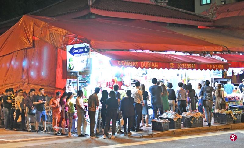在空军山芭榴梿摊外,排队买榴梿的顾客络绎不绝。(蔡振鸿摄) 在空军山芭榴梿摊外,排队买榴梿的顾客络绎不绝。(蔡振鸿摄)