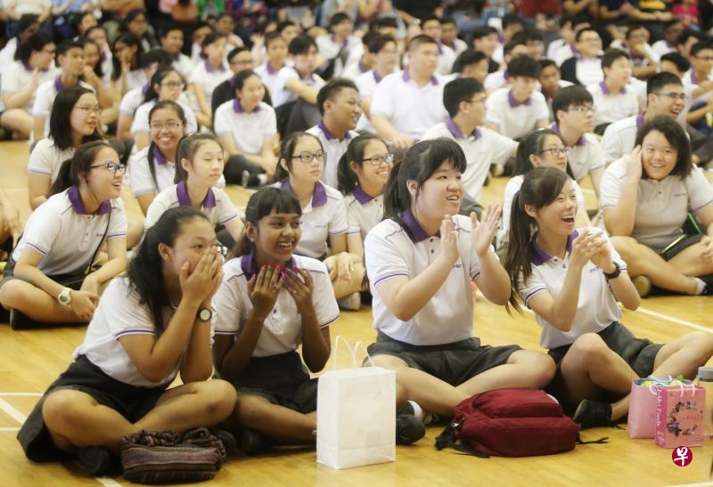 教育部目前为裕峰中学、云锦中学、北烁学校，和圣升明径学校四所专科学校注入最多资源。教育部长王乙康指出，这是教育部体现“保底不封顶”理念的做法。图为云锦中学学生正等待领取会考成绩。（档案照片）