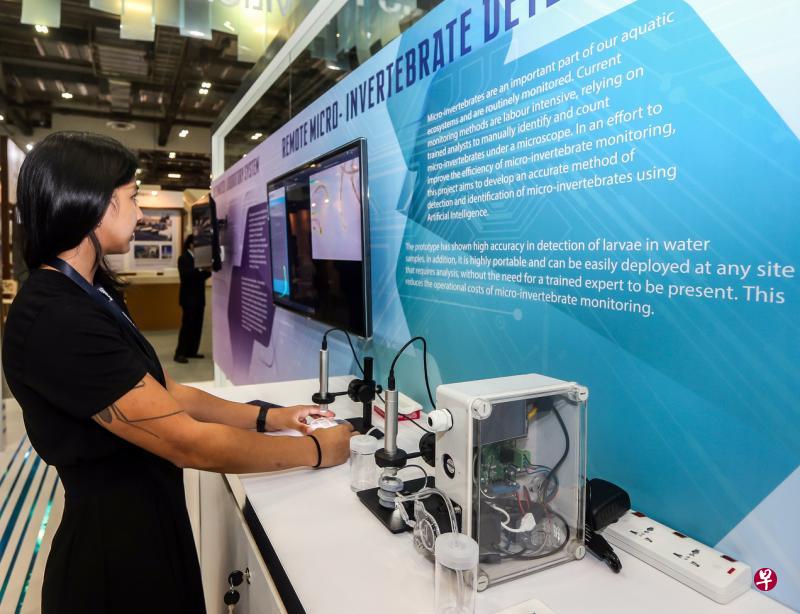 这个由公用局员工自行研发的远程水质监控设备,可全天候测量水中的微型无脊椎生物数量和类别,有望大幅度提高现有工作流程。(梁伟康摄) 这个由公用局员工自行研发的远程水质监控设备,可全天候测量水中的微型无脊椎生物数量和类别,有望大幅度提高现有工作流程。(梁伟康摄)