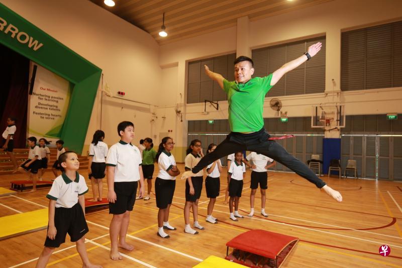 王威力通过体育课将他对舞蹈的热爱发扬光大,希望学生不论男女都能享受舞蹈与体育的乐趣,保持身心健康。(唐家鸿摄) 王威力通过体育课将他对舞蹈的热爱发扬光大,希望学生不论男女都能享受舞蹈与体育的乐趣,保持身心健康。(唐家鸿摄)
