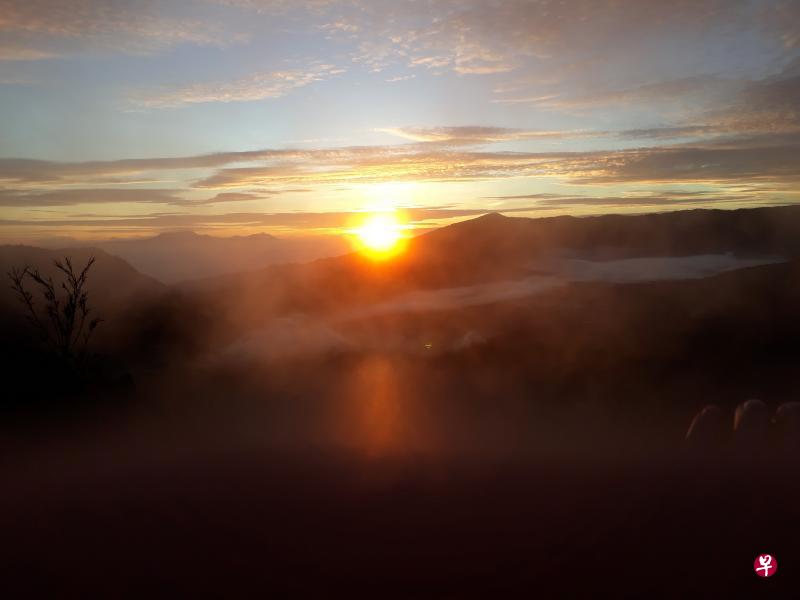 印尼泗水附近的布罗莫山上的日出。(笔者提供) 印尼泗水附近的布罗莫山上的日出。(笔者提供)
