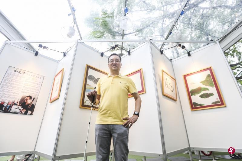 视障人士佘克华热衷于水墨画和书法,一直希望主办个展。(zaobao.sg提供) 视障人士佘克华热衷于水墨画和书法,一直希望主办个展。(zaobao.sg提供)