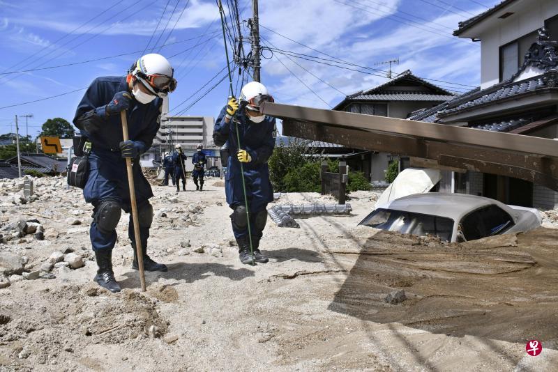 持续多日的暴雨导致日本多地出现洪水及泥石流等灾害,在广岛吴市天应町地区,道路被泥石流淹没,好多车子也遭殃。(路透社) 持续多日的暴雨导致日本多地出现洪水及泥石流等灾害,在广岛吴市天应町地区,道路被泥石流淹没,好多车子也遭殃。(路透社)