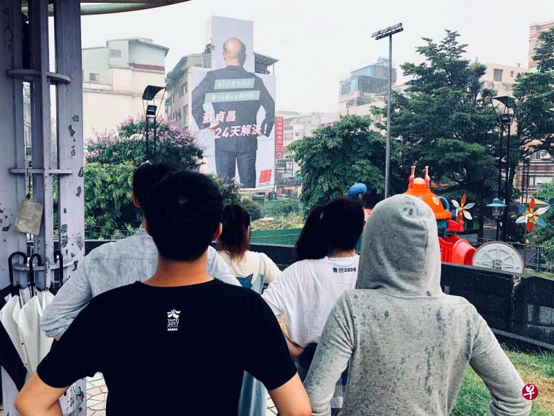 民进党新北市长参选人苏贞昌位于新北市新庄区的大型竞选看板,高五层楼、宽12公尺,视觉意象罕见使用苏贞昌手插腰的背影照,吸引不少往来民众驻足拍照模仿。苏贞昌竞选办公室解释,竞选看板采用背影照,是象征苏贞昌总是站在第一线解决人民问题,展现效率与执行力。(取自苏贞昌面簿) 民进党新北市长参选人苏贞昌位于新北市新庄区的大型竞选看板,高五层楼、宽12公尺,视觉意象罕见使用苏贞昌手插腰的背影照,吸引不少往来民众驻足拍照模仿。苏贞昌竞选办公室解释,竞选看板采用背影照,是象征苏贞昌总是站在第一线解决人民问题,展现效率与执行力。(取自苏贞昌面簿)