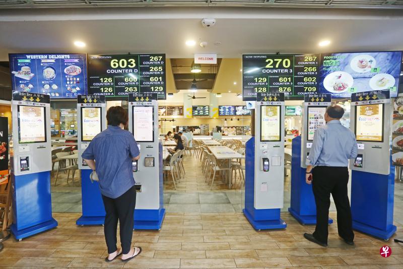 位于蔡厝港1道的福德食阁设有自助点餐机,让食客无需到摊位排队即可点餐。(梁伟康摄) 位于蔡厝港1道的福德食阁设有自助点餐机,让食客无需到摊位排队即可点餐。(梁伟康摄)