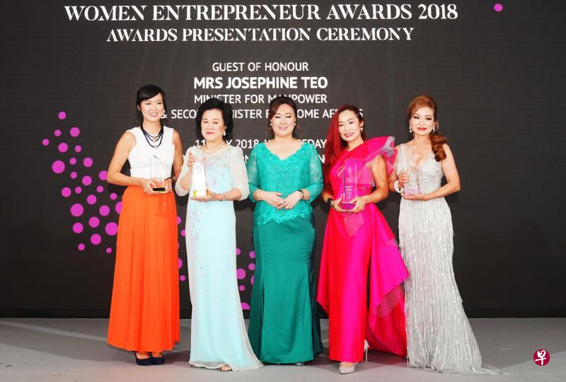 第二届新加坡女企业家奖四大赢家与主办方合照，她们是Fundnel联合创始人和首席财务官孙凯龄（左起）、新康集团执行主席兼董事经理颜诗琴、奖项主席章凯毓、Hegen创办人兼董事经理曾毓文和Marunda Utama工程公司董事经理王美金。（主办单位提供）