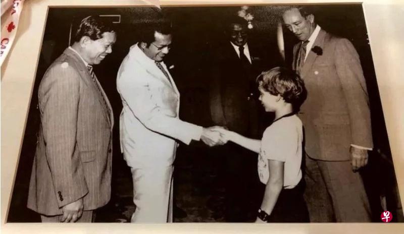 马哈迪(左二)1982年和时任加拿大总理皮埃尔.特鲁多(右一)会面时,也与其11岁的儿子贾斯汀·特鲁多握手。36年后的今天,贾斯汀·特鲁多已是加拿大总理,马哈迪则再次担任马来西亚首相。左一是时任马来西亚外交部长加沙里沙菲宜。(马哈迪推特照片) 马哈迪(左二)1982年和时任加拿大总理皮埃尔.特鲁多(右一)会面时,也与其11岁的儿子贾斯汀·特鲁多握手。36年后的今天,贾斯汀·特鲁多已是加拿大总理,马哈迪则再次担任马来西亚首相。左一是时任马来西亚外交部长加沙里沙菲宜。(马哈迪推特照片)