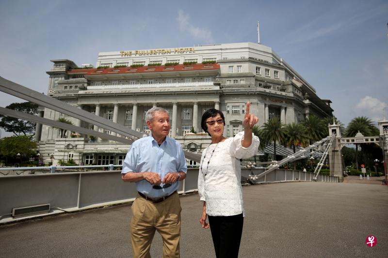 法国导演塞基鲍格农(左)和本地舞蹈家吴素琴近60年后的重逢地点,是当年他们拍摄电影短片的新加坡河畔。 法国导演塞基鲍格农(左)和本地舞蹈家吴素琴近60年后的重逢地点,是当年他们拍摄电影短片的新加坡河畔。