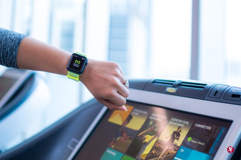 Apple GymKit让用户的Apple Watch跟健身房里的器材互通数据。 Apple GymKit让用户的Apple Watch跟健身房里的器材互通数据。